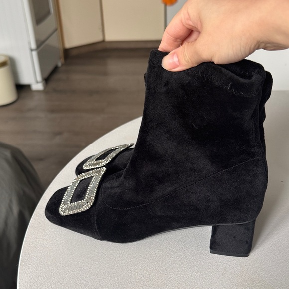 Elegant Black Suede Women's Shoes with Embellished Buckle - Picture 3 of 6